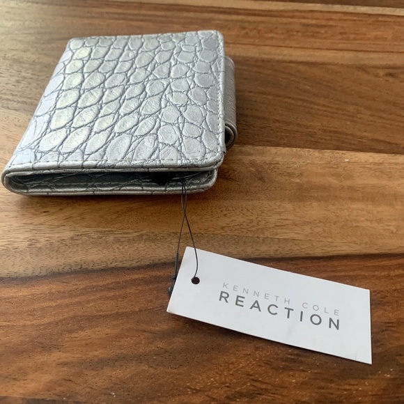 Kenneth Cole Reaction Silver Faux Leather Embossed Croc Logo Plate Bifold Wallet - Picture 7 of 12